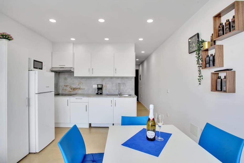 Studio In Torres Del Sol Griffin Near The Beach อาโรนา ภายนอก รูปภาพ